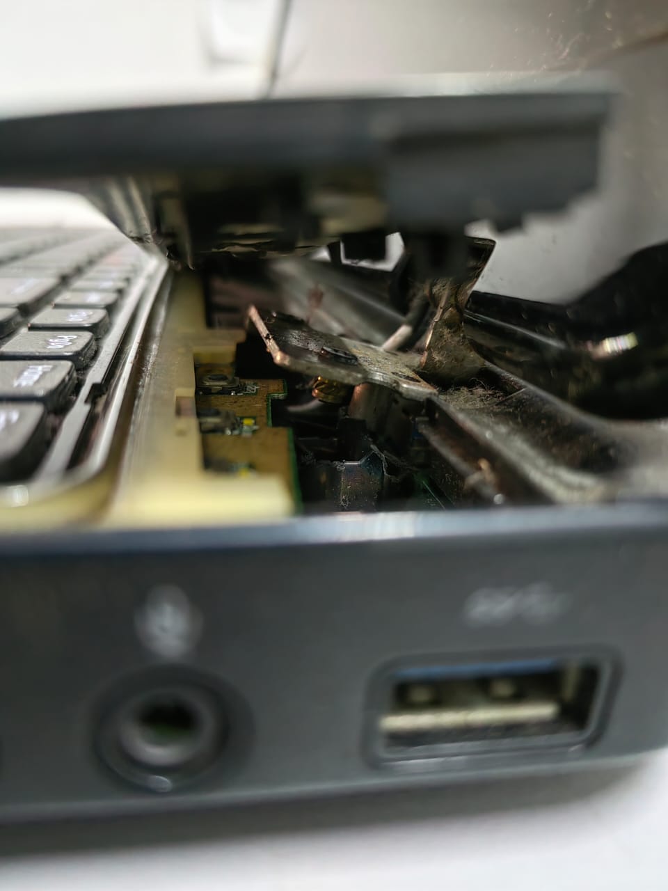 Dell Inspiron Hinge broken