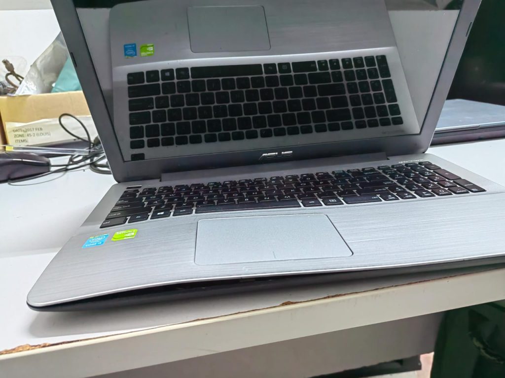 ASUS A555L BATTERY SWOLLEN