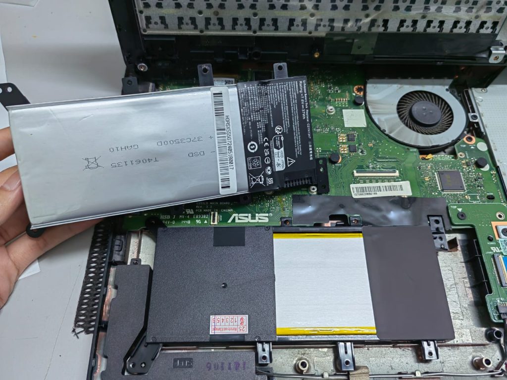 ASUS A555LD BATTERY SWOLLEN/BATTERY REPLACEMENT