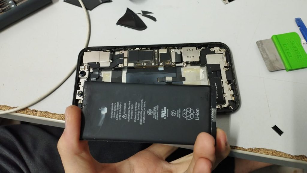 REMOVE IPHONE 11 BATTERY
