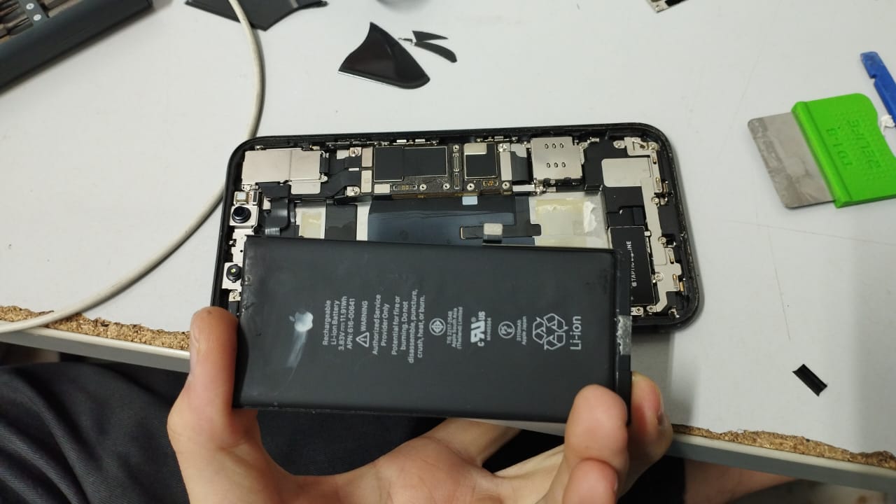 REMOVE IPHONE 11 BATTERY
