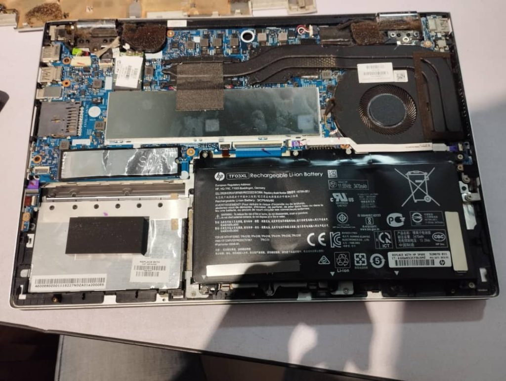 DISASSEMBLE HP LAPTOP BATTERY